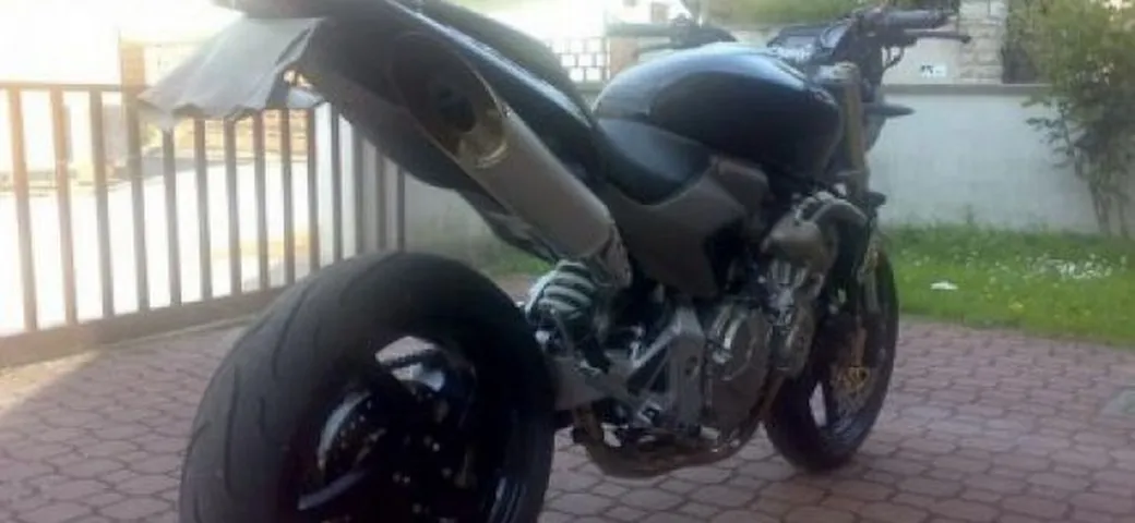 Honda Hornet 600 monobraccio
