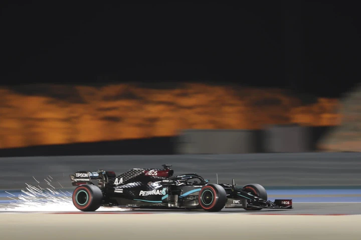 F1, GP Bahrain 2020: Hamilton pole position e record della pista. Indietro le Ferrari