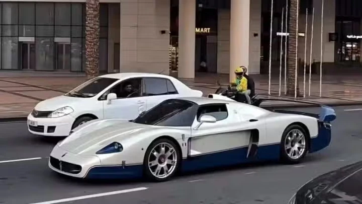 Una rarissima Maserati MC12 avvistata su strada a Dubai: solo 50 esemplari al mondo