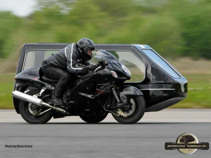 Reverendo inglese stabilisce il record di velocità per motofunebri: 206.6 km/h [Video]