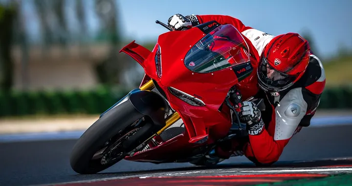 Nuova Ducati Panigale V4 2027: 11 colori, 218 CV e 0,4 secondi guadagnati