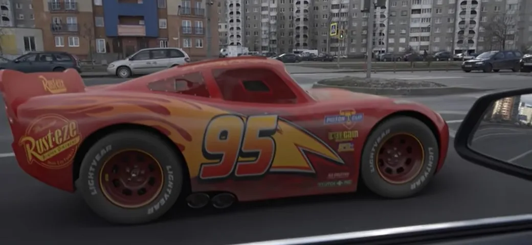 Straordinaria drag race tra una BMW e Saetta McQueen [Video]