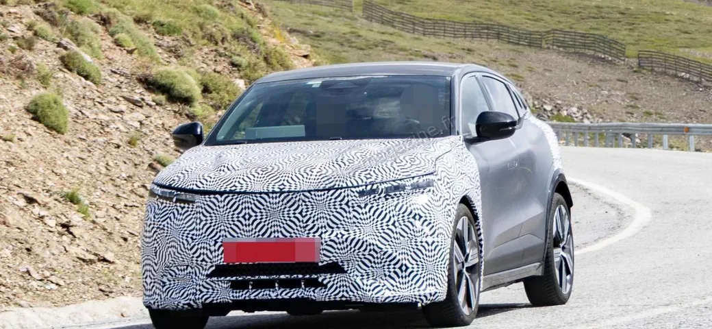 Renault Mégane E-Tech, restyling con nuove batterie in arrivo