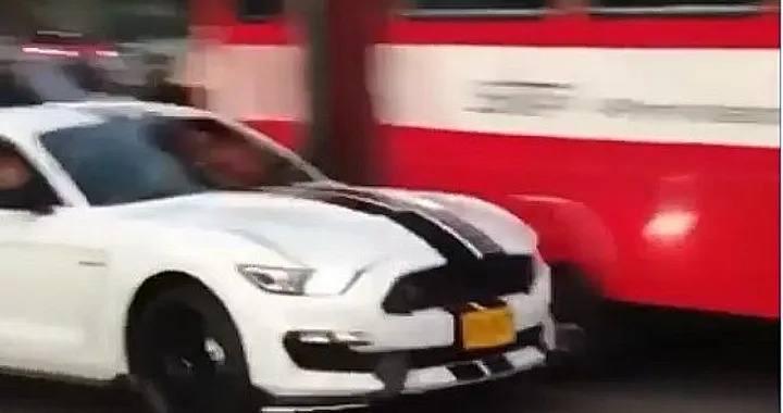Ford Mustang con driver focoso fa l'incidente col bus [Video]