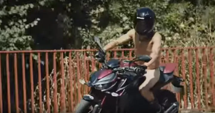 Motociclista nudo: campagna di sicurezza stradale [Video]