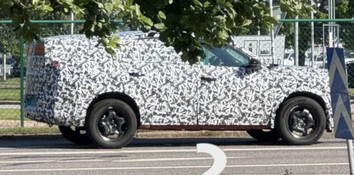 Nuova Fiat Fastback, prime foto spia: ecco il SUV XXL