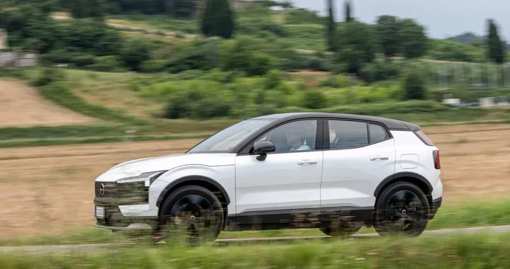 Volvo EX30 Cross Country: la piccola elettrica che osa fuori strada