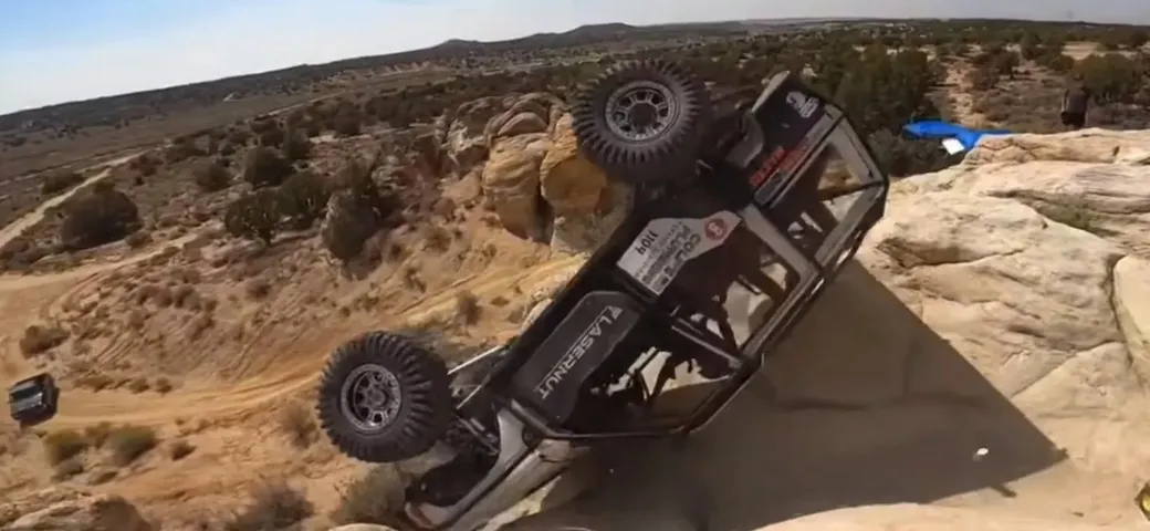Spaventoso incidente in fuoristrada: la Jeep cade nel dirupo [Video]