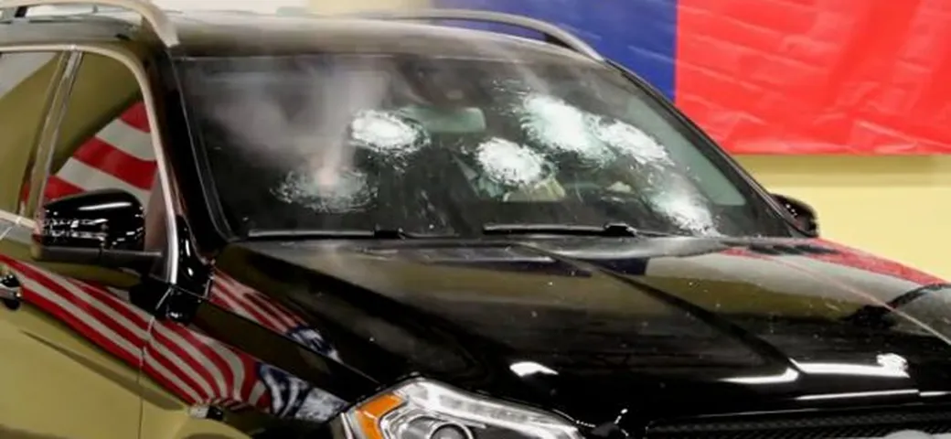 La Mercedes GL sfida un fucile AK-47