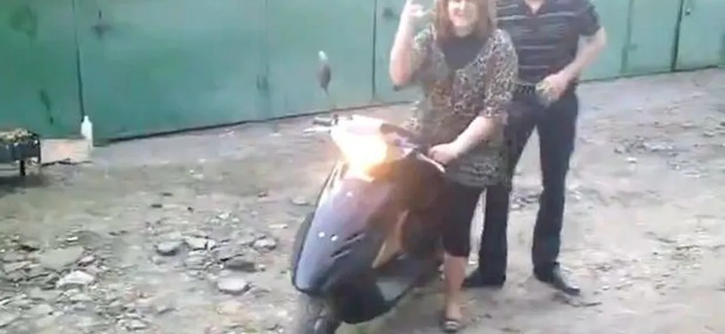 Prima volta su uno scooter, prima caduta [video]