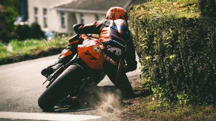 Tourist Trophy: il fascino di baciare il limite [Video]