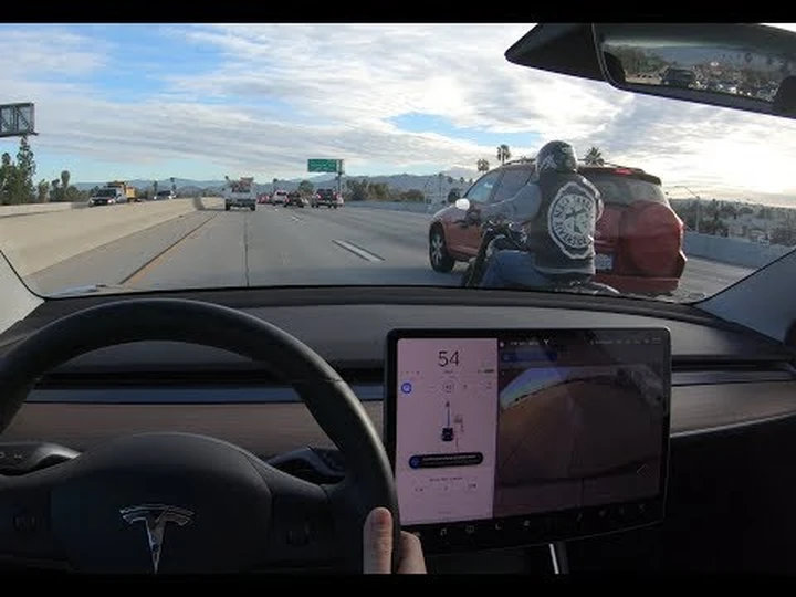 Guida autonoma: l'Autopilot di Tesla riesce a vedere le moto?