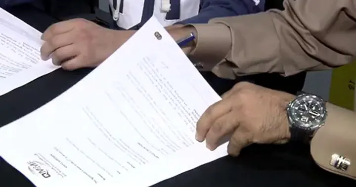 Anthony West renews contract with QMMF Racing Team for Moto2 2013 season