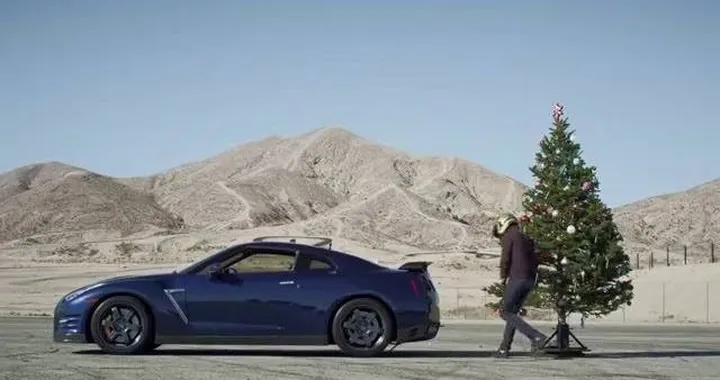 Come ti "smonto" l'albero di Natale con la Nissan GT-R [Video]