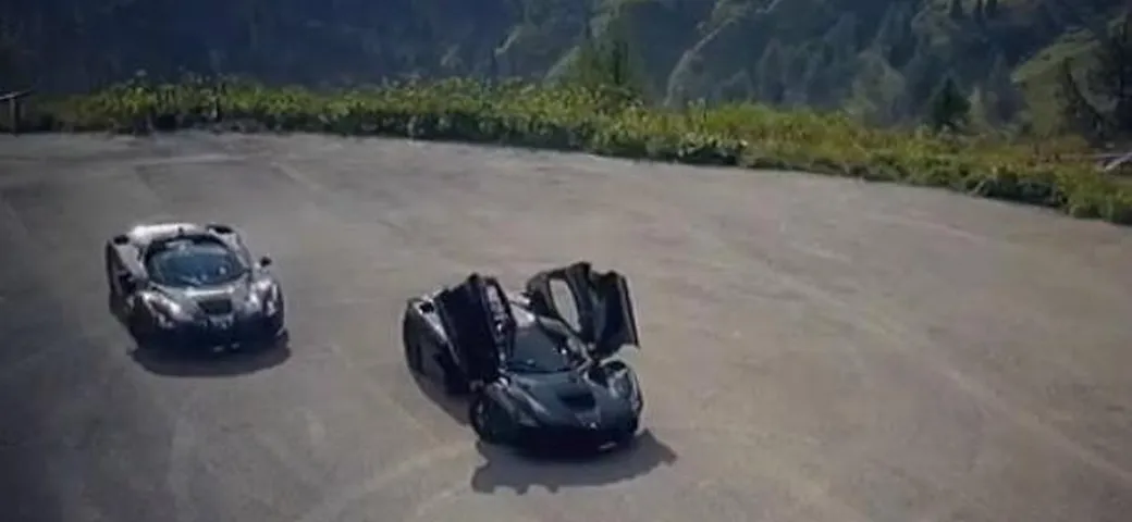 Ferrari LaFerrari Aperta cinge una coupé LaFerrari [Video]