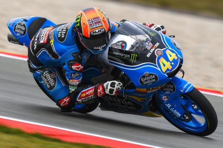Silverstone Moto3, la “bandiera rossa” premia Canet in volata su Bastianini e Martin