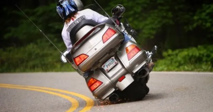 Foto del giorno: la Goldwing e le "sfiaccole"