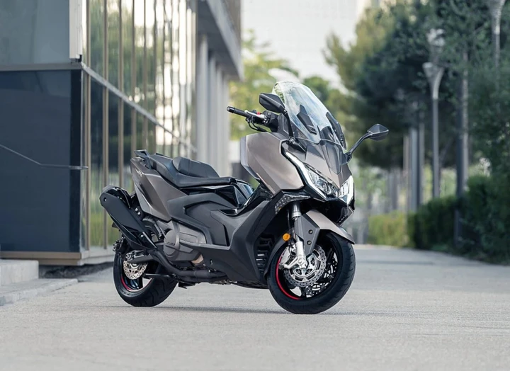 Kymco AK 550: prestazioni e convenienza sfidano il TMax Yamaha