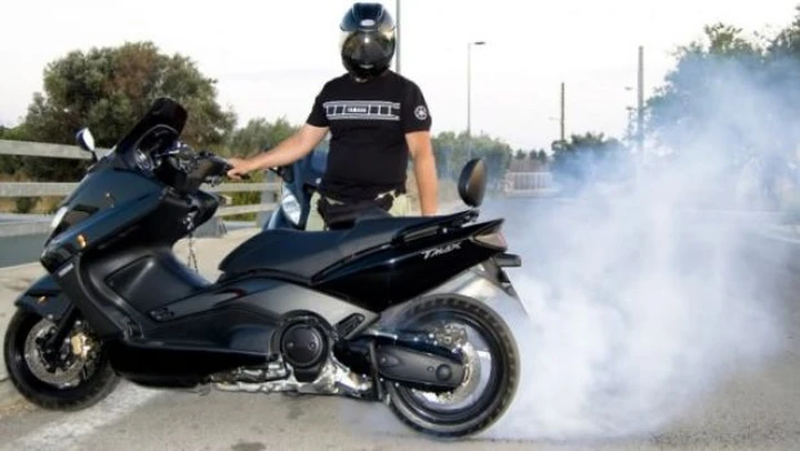 Foto del giorno: T-Max Burnout!