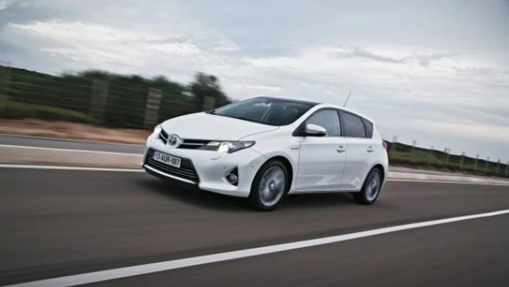 Toyota Auris MY 2013, ibrido per tutti: il test su strada