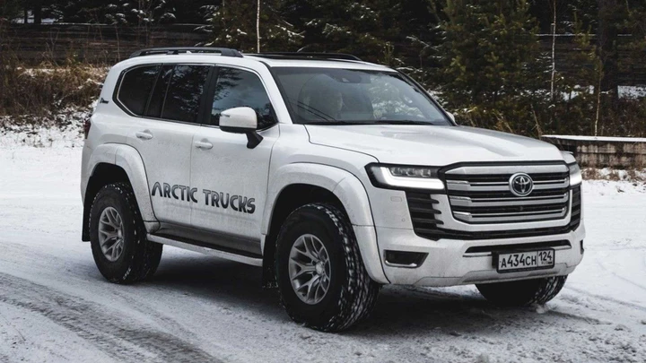 Toyota Land Cruiser 300 AT35: ancora più inarrestabile grazie ad Arctic Trucks