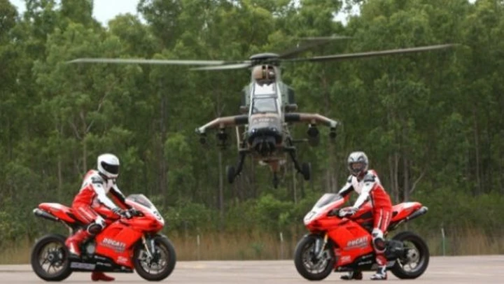 Ducati 1198R vs elicottero Tiger