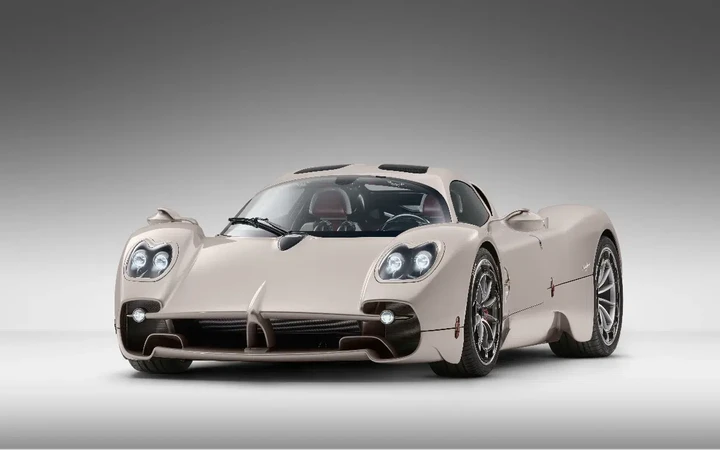 Pagani Utopia di Kris Singh, la vernice sembra arrivare dallo spazio
