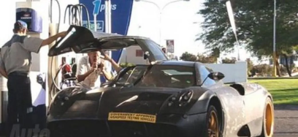 Foto spia Pagani C9: si aprono le ali di gabbiano