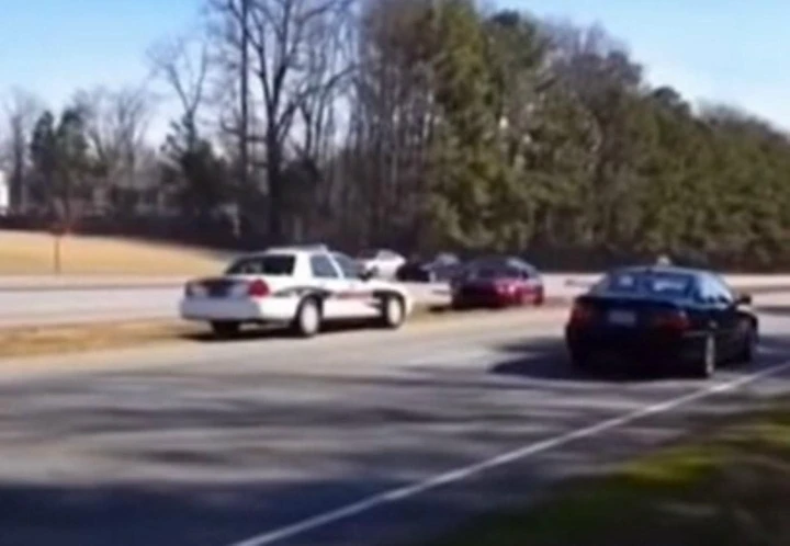 Fa lo show con la Ford Mustang ma esce di strada [Video]