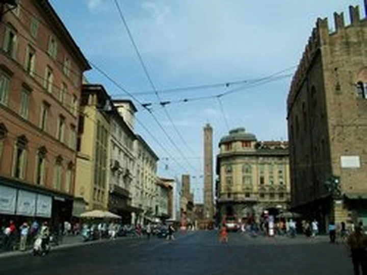 In motorino senza casco, botte da orbi a Bologna