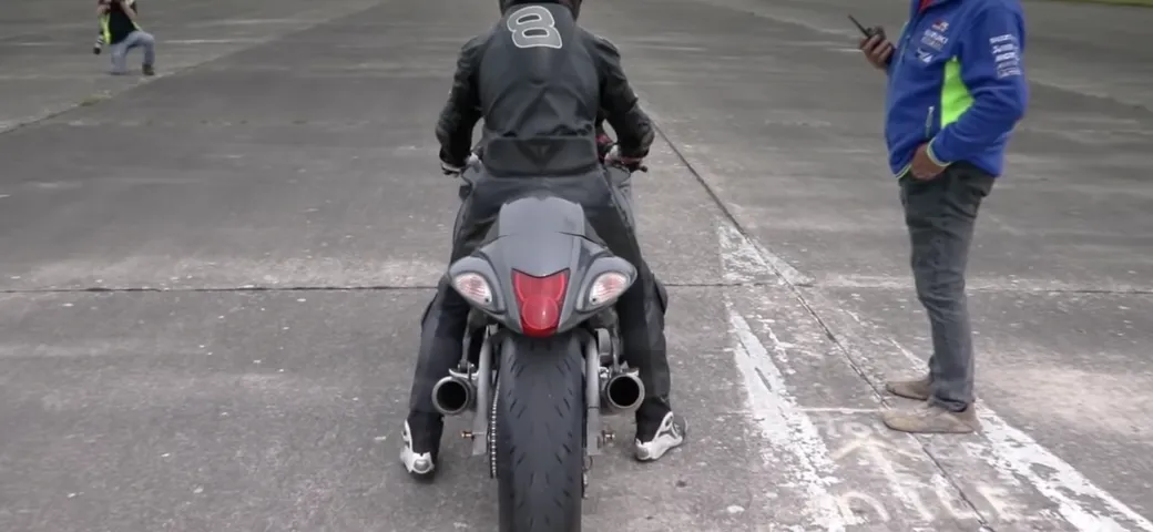 Guy Martin a 436 km/h su una Suzuki Hayabusa. È record!