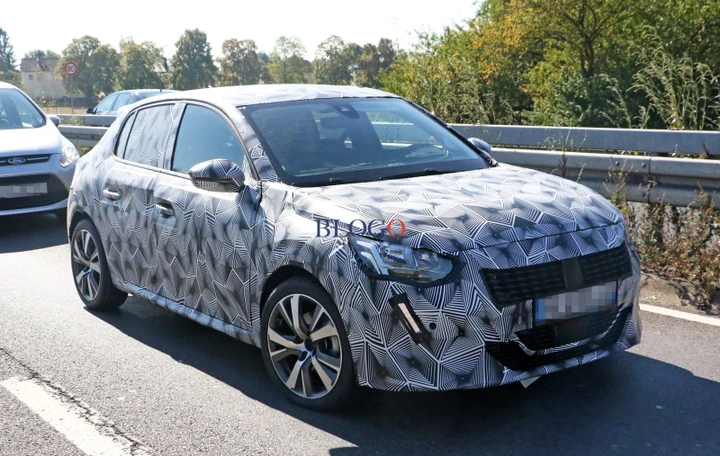 Nuova Peugeot 208: foto spia degli interni