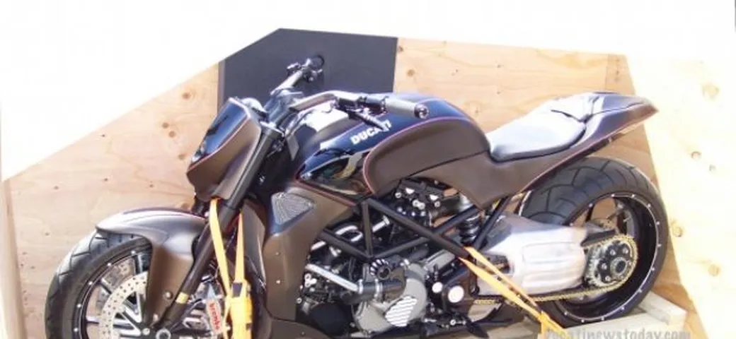 Ducati Diavel 2011 in total black