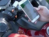 TurnPoint, navigatore smart da moto sulla mano