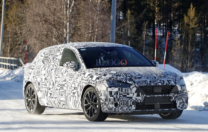 Seat Leon: foto spia su strada della nuova generazione
