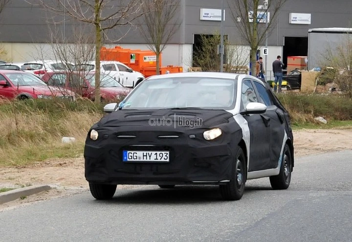 Hyundai i20 2015: foto spia della compatta
