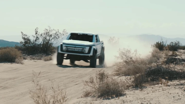 Rally-raid, pick-up elettrico esaurisce la ricarica: gara finita [Video]