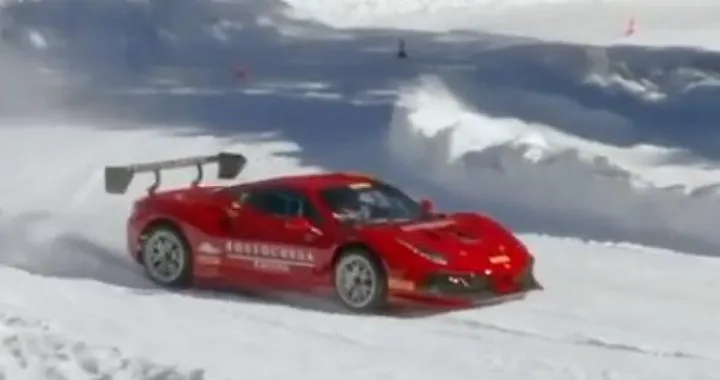 Ferrari 488 Challenge EVO: acrobazie sulla neve [Video]