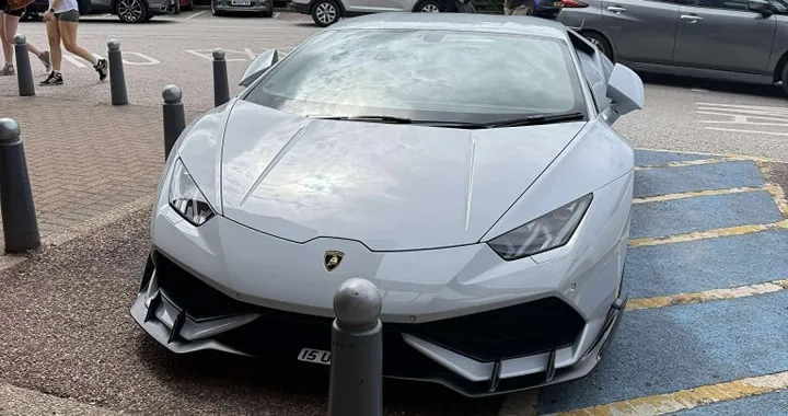 Indignazione per Lamborghini Huracan in un posto per disabili: ma c'è una ragione