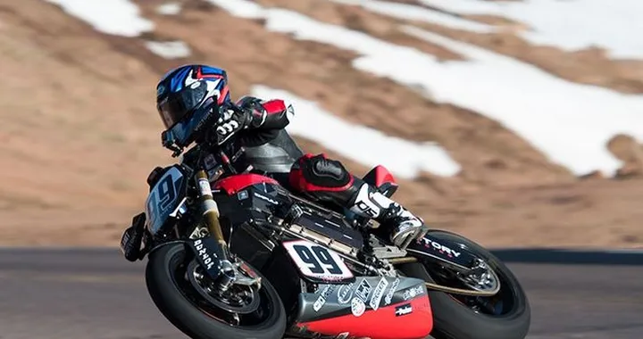 Pikes Peak: a 360° in sella alla Victory Empulse RR! [Video]