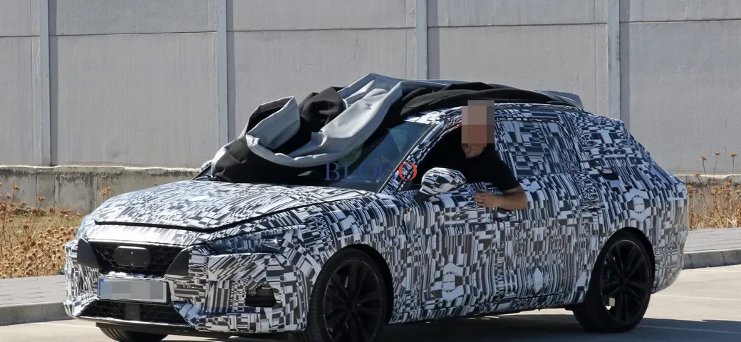 Seat Leon Cupra ST: foto spia su strada