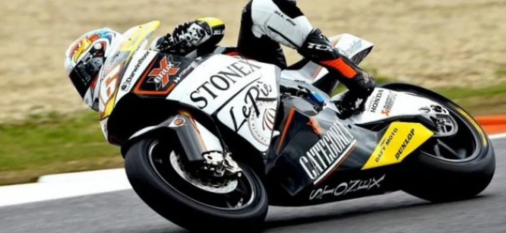 Moto2: Jules Cluzel la spunta nella splendida battaglia di Silverstone, secondo Luthi e terzo Simon. Cade Corti a due giri dalla fine.