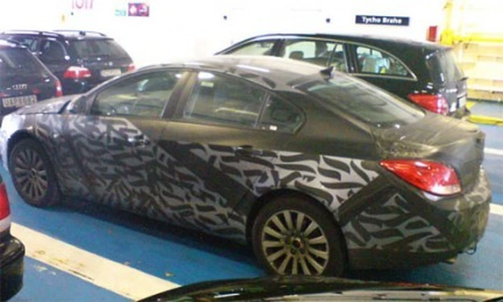 Saab 9-3: primissima foto spia del muletto camuffato da Opel Insignia