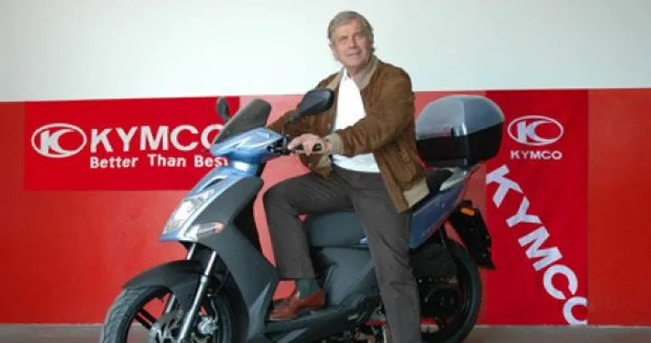 KYMCO consegna un Agility R16 a Giacomo Agostini