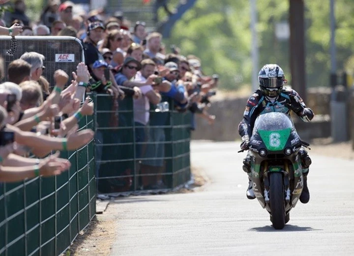 Paton, secondo trionfo di fila al Tourist Trophy