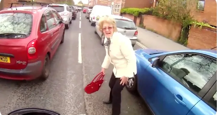 Motociclista investe una signora anziana