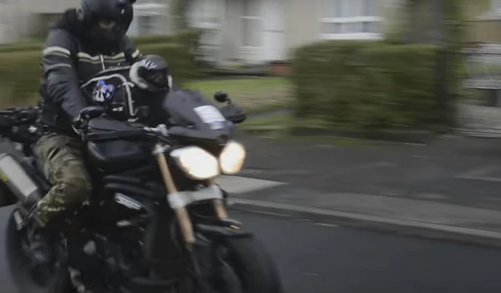 Cane con casco e giacca in pelle in moto [Video]