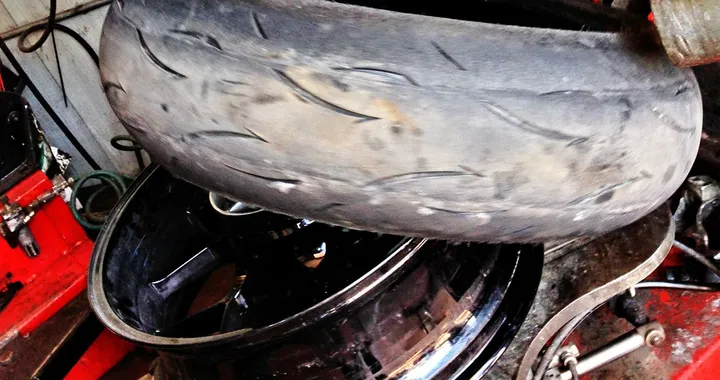 Pneumatici moto: quando vanno sostituiti?