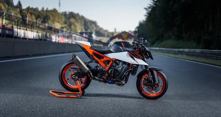 KTM 990 DUKE R 2026: la naked da 130 CV ha un prezzo competitivo