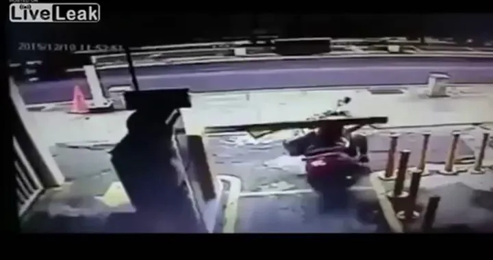 Donna fa la furba al parcheggio, ma cade a terra